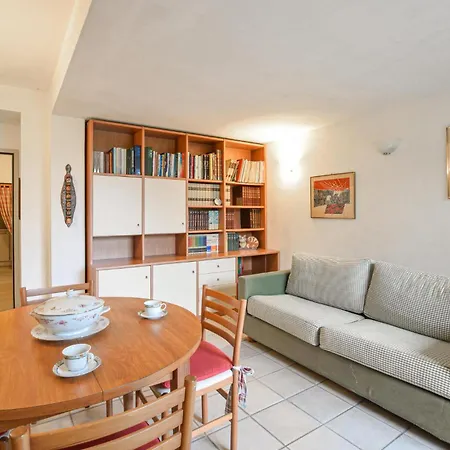 Hébergement de vacances Stunning In With Swimming Pool *